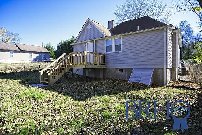 3 bed, 2.0 bath, 1173 sqft, $2,000 — Photo 2