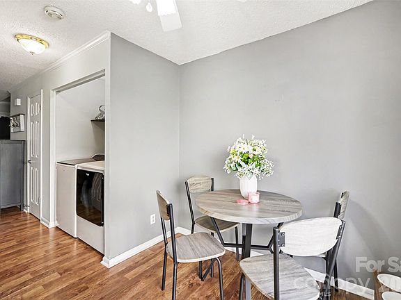 5th image of 973 Surry Ln