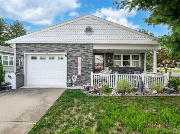 2 Canterbury Ln, Toms River, NJ 08757