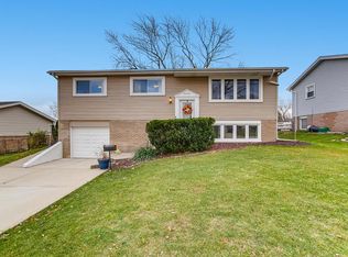 9129 Sycamore Dr, Hickory Hills, IL
