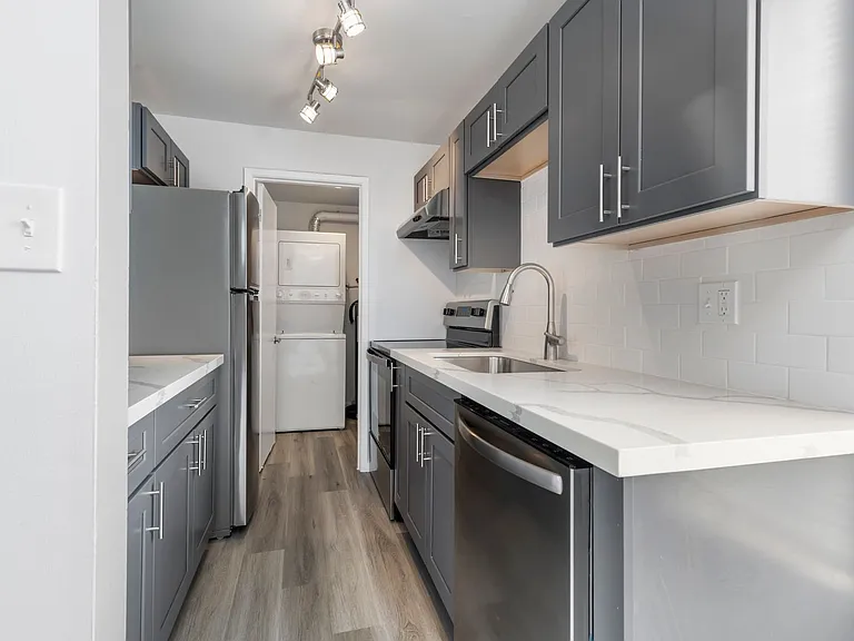 The Hallmark Apartments — Photo 31