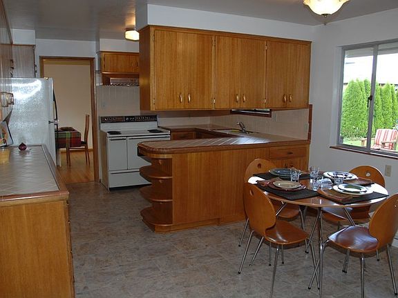 Kitchen & Eating Area