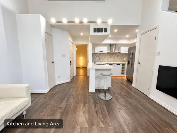 10855 Meadowglen Ln APT 1128, Houston, TX 77042