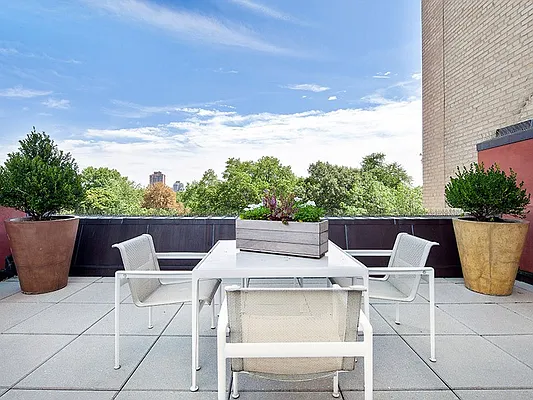 Sold by Sotheby's International Realty | media 10