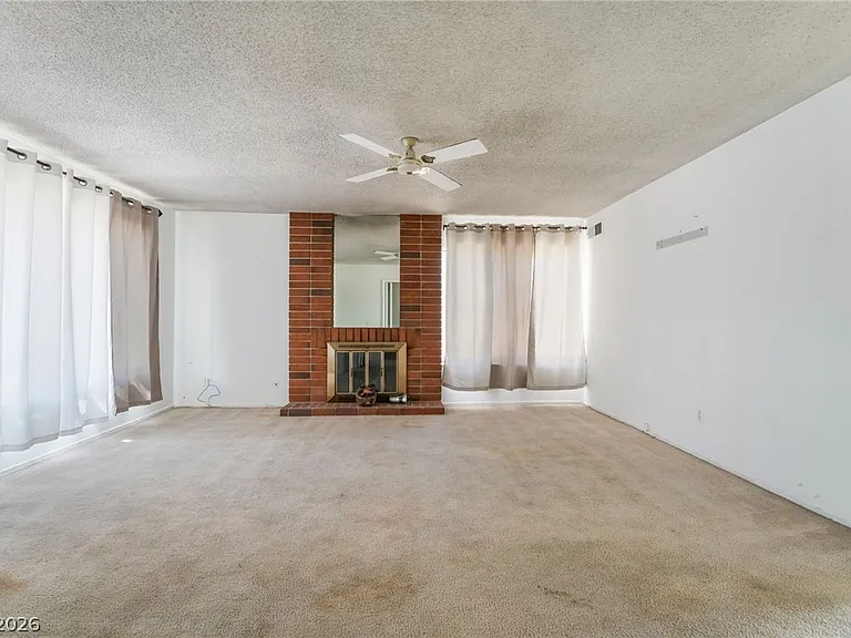 2102 E Russell Rd — Photo 7