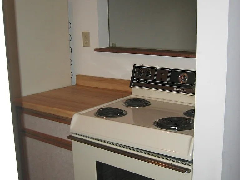 1616 Kenilworth Ct — Photo 8