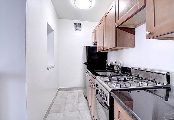 3rd image of 131 E 83rd St APT 4B