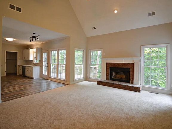 5th image of 305 Lismore Ter