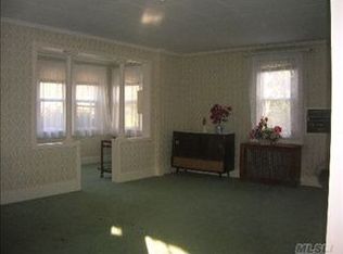 96 W 21st St, Huntington Station, NY 11746