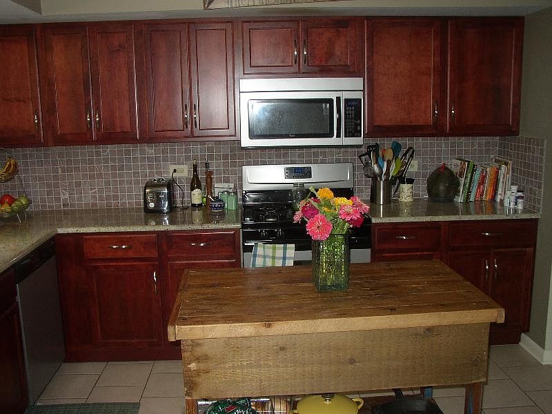 2nd image of 212 Applewood Ln