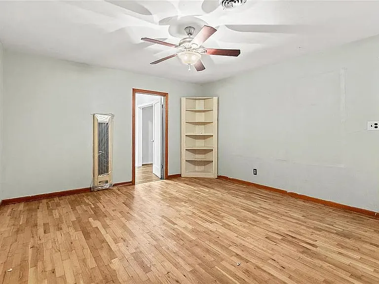 114 W B St — Photo 21