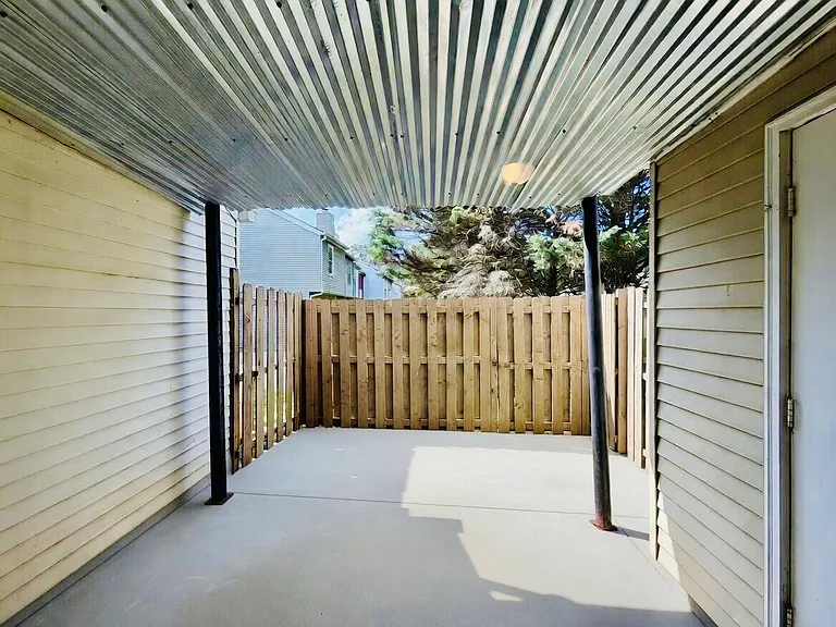 6633 Banbury Ct — Photo 8