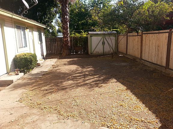 Front yard (fenced)