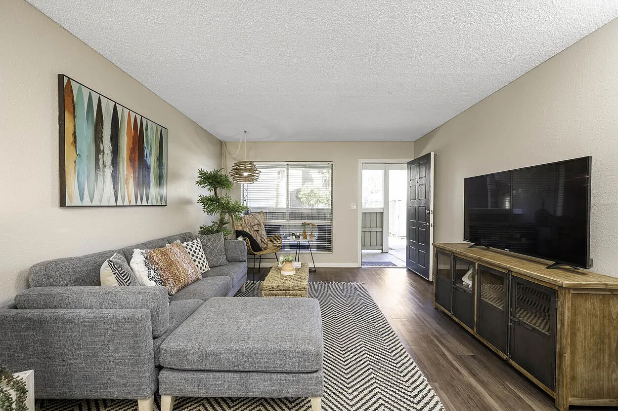 Axiom Tustin — Photo 2