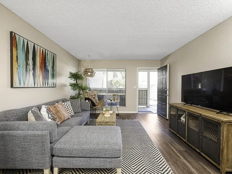 Axiom Tustin — Photo 2