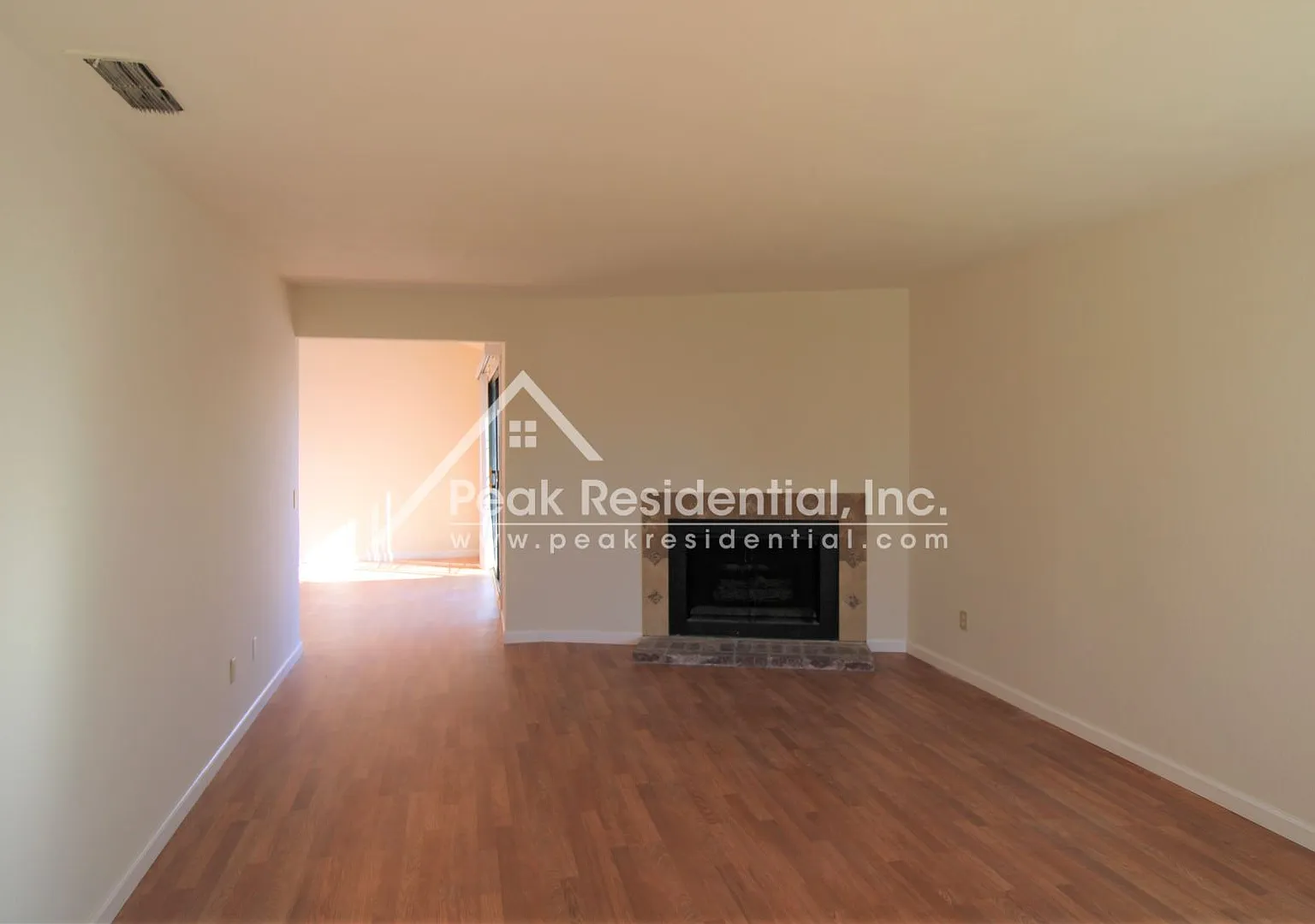 Cute 2bd/2ba Arden Area Duplex with 2 Car Garage — Photo 4