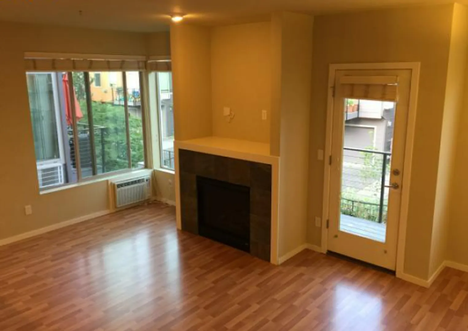 Stunning St. Johns 2-Bedroom Townhome with Vaulted Ceilings, Private Balcony & Attached Garage — Photo 4