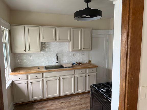 2nd image of 1427 Rosewood Ave #Up