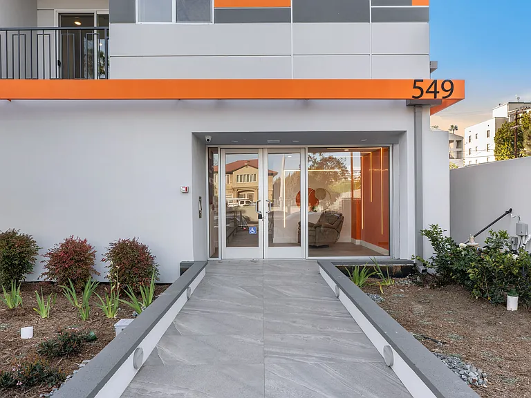547 N Heliotrope Dr — Photo 6