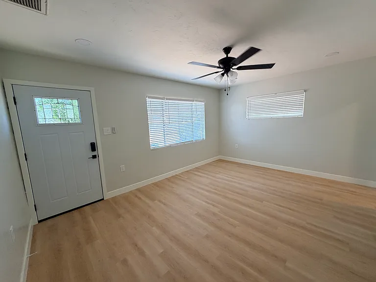 735 W Coolidge St #F — Photo 2