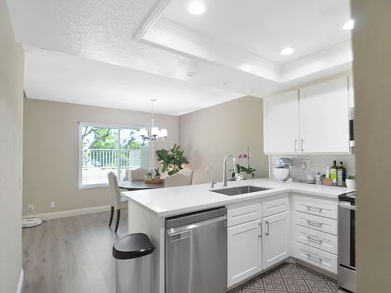 902 Creekside Dr — Photo 4