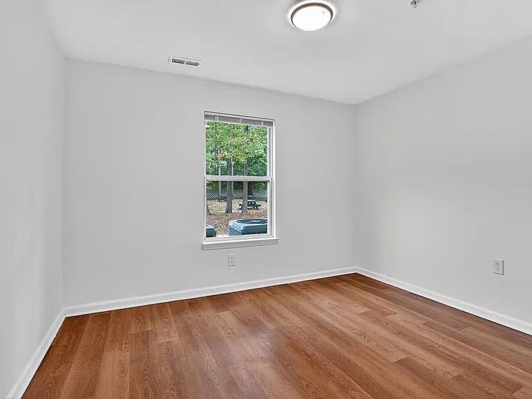 Acorn Grove Apartment Homes — Photo 31