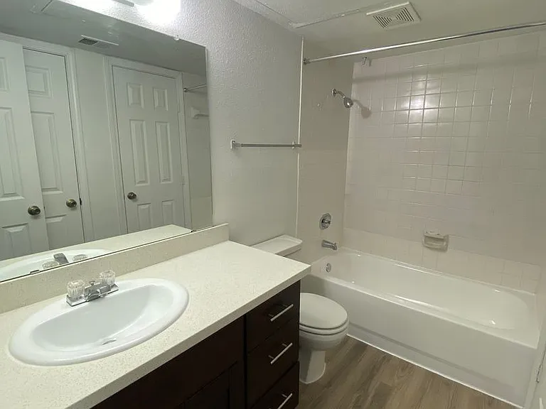 Emerald Cove Apartments — Photo 167