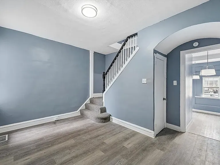 1110 Morton Ave — Photo 4
