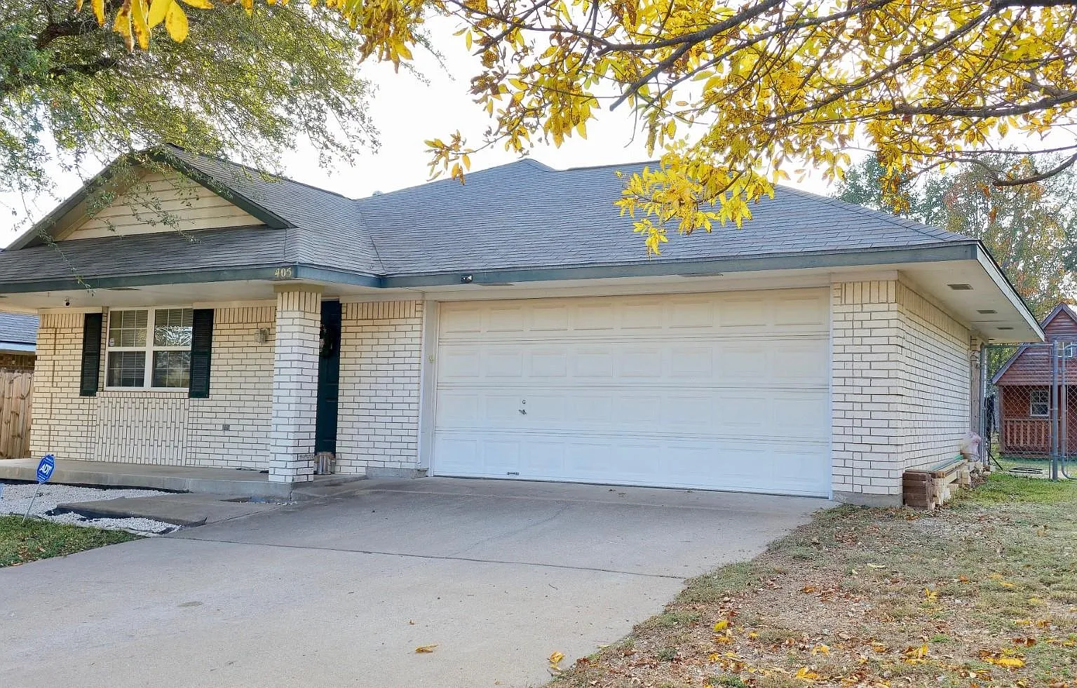 3 bed, 1.0 bath, 1094 sqft, $1,650 — Photo 3