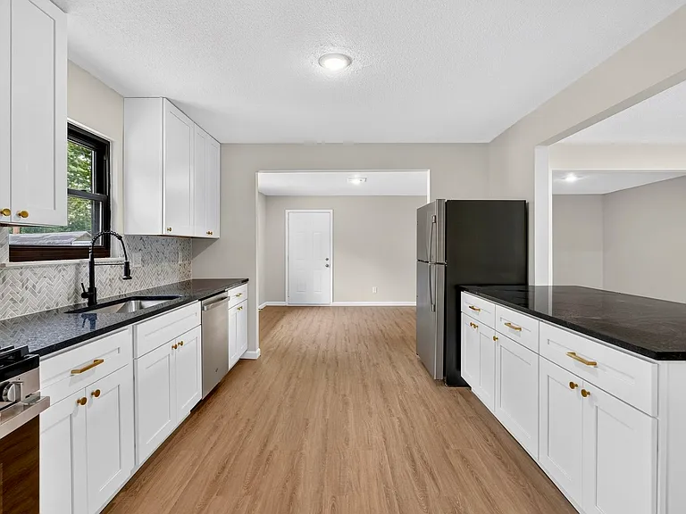 207 Allen Dr — Photo 2