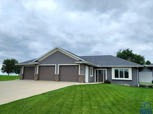 2051 Riviera Rd, Sioux Center, IA 51250