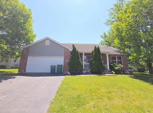 144 Ashwood Dr, Sycamore, IL