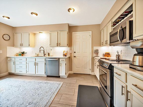 Kitchen w/high end appliances