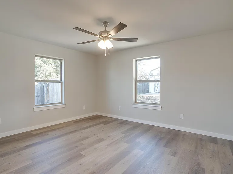 305 Bentley Dr — Photo 16