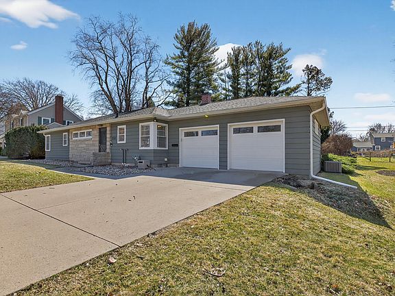 3rd image of 210 Ivanhoe Rd