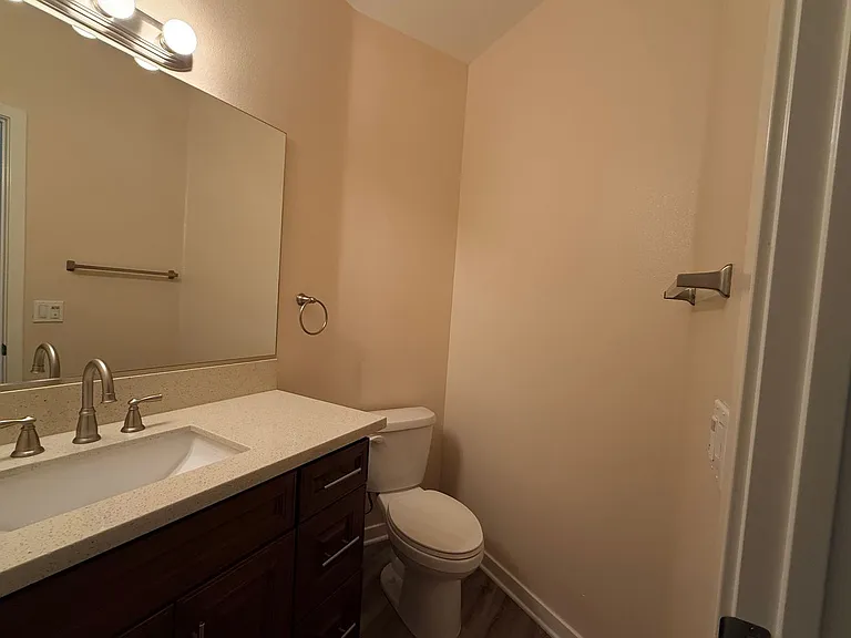 242 S Redwood Ave — Photo 12