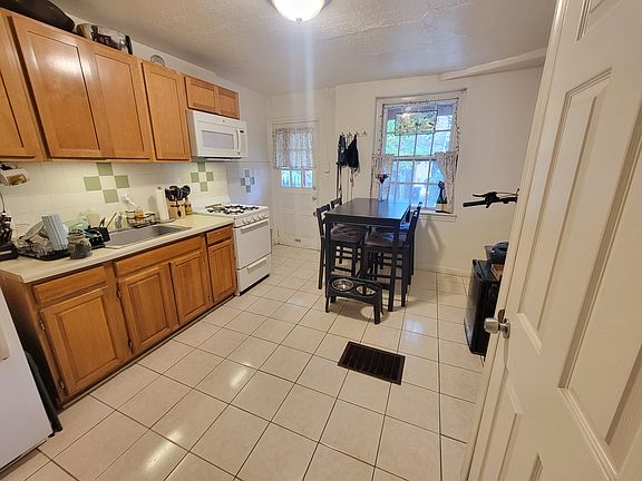 3rd image of 235 Queen St Rear 2R