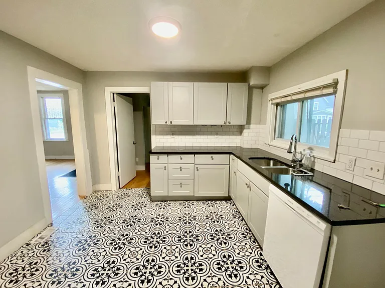 301 17th Ave Ne — Photo 2