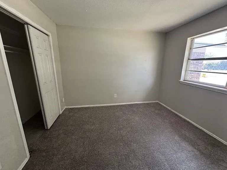 5431 45th St — Photo 7
