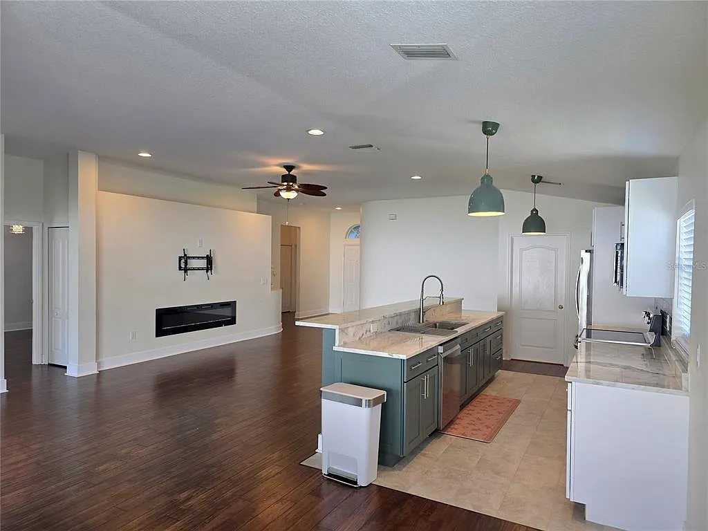4 bed, 2.0 bath, 1883 sqft, $2,850 — Photo 3