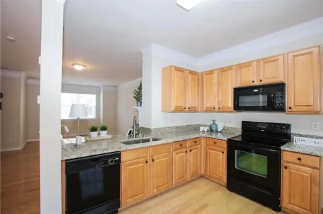 3 bed, 1306 sqft, $2,800 — Photo 3