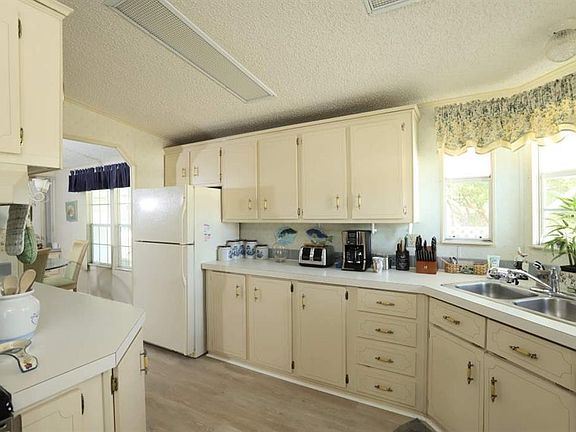 5th image of 801 Sapodilla Dr