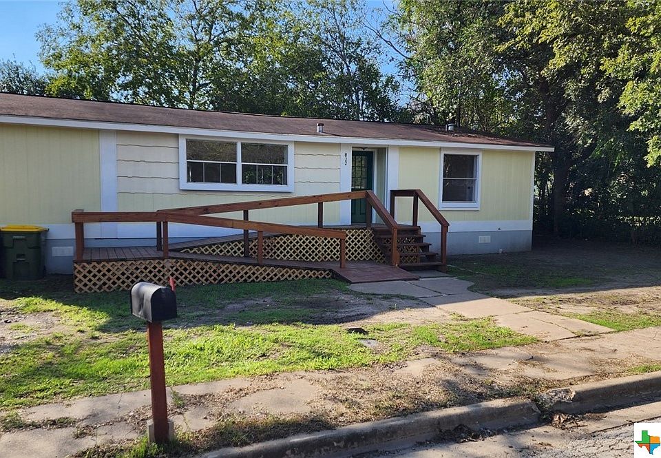 1st image of 822 Cuero St