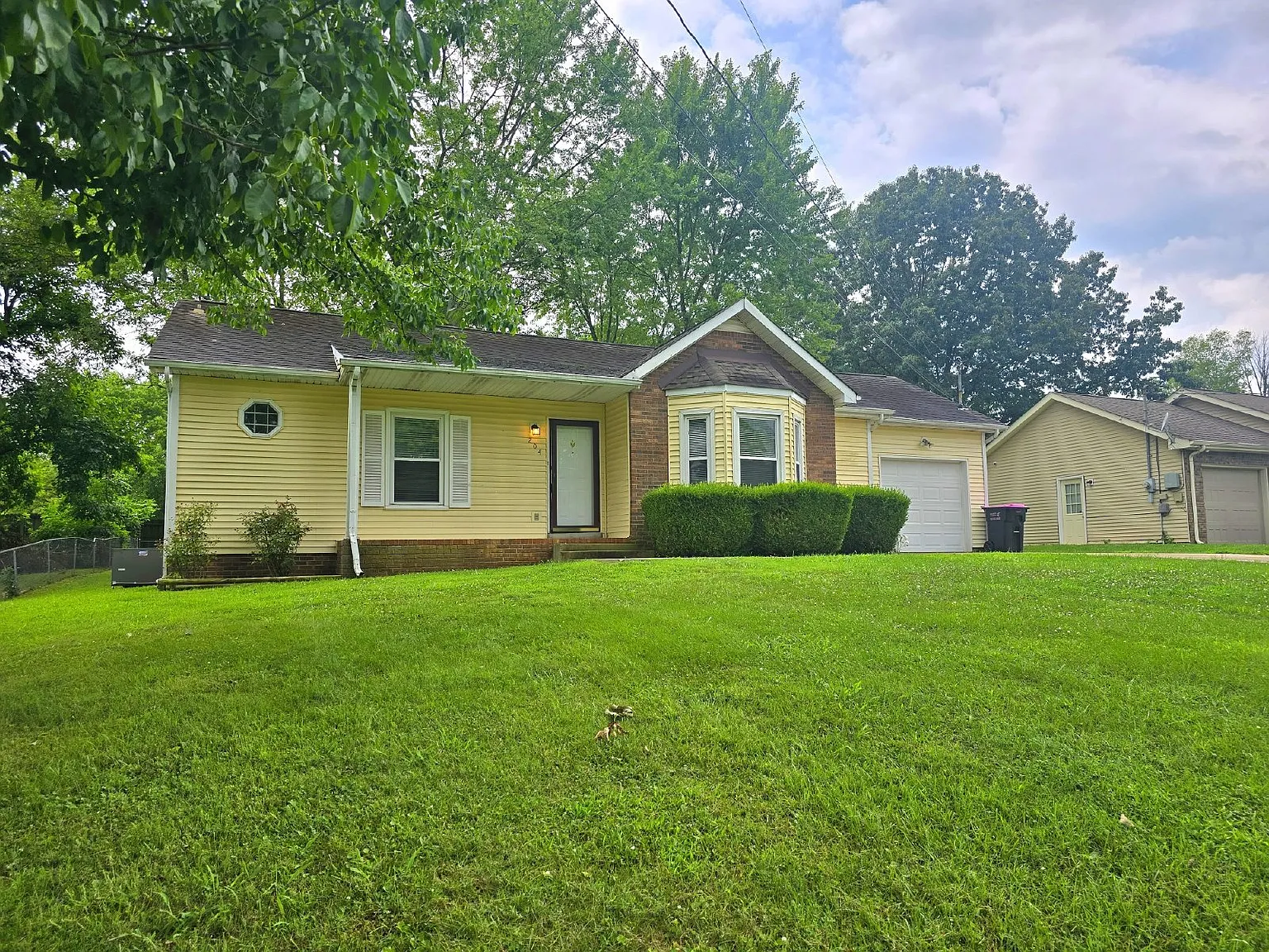 3 bed, 2.0 bath, 1402 sqft, $1,550 — Photo 1