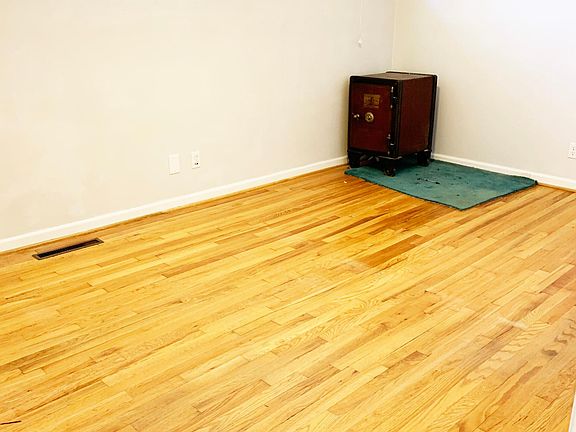 4th image of 2525 Netherwood Dr
