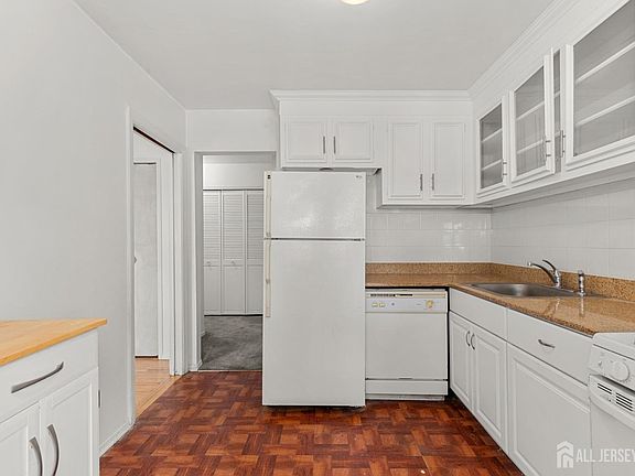4th image of 6 Stanford Dr APT 1B