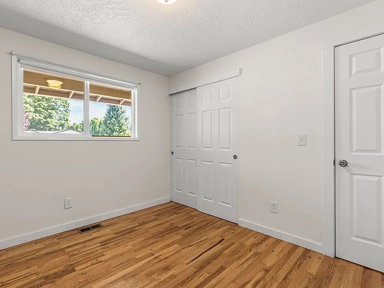 19316 NE Couch St — Photo 16