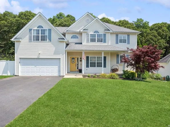 61 Manorview Way, Manorville, NY 11949