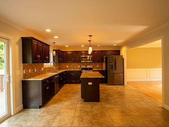 4th image of 22 Valley Forge Cir