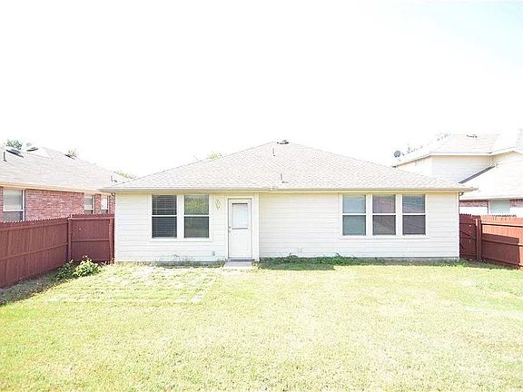 3rd image of 3112 Nandina St